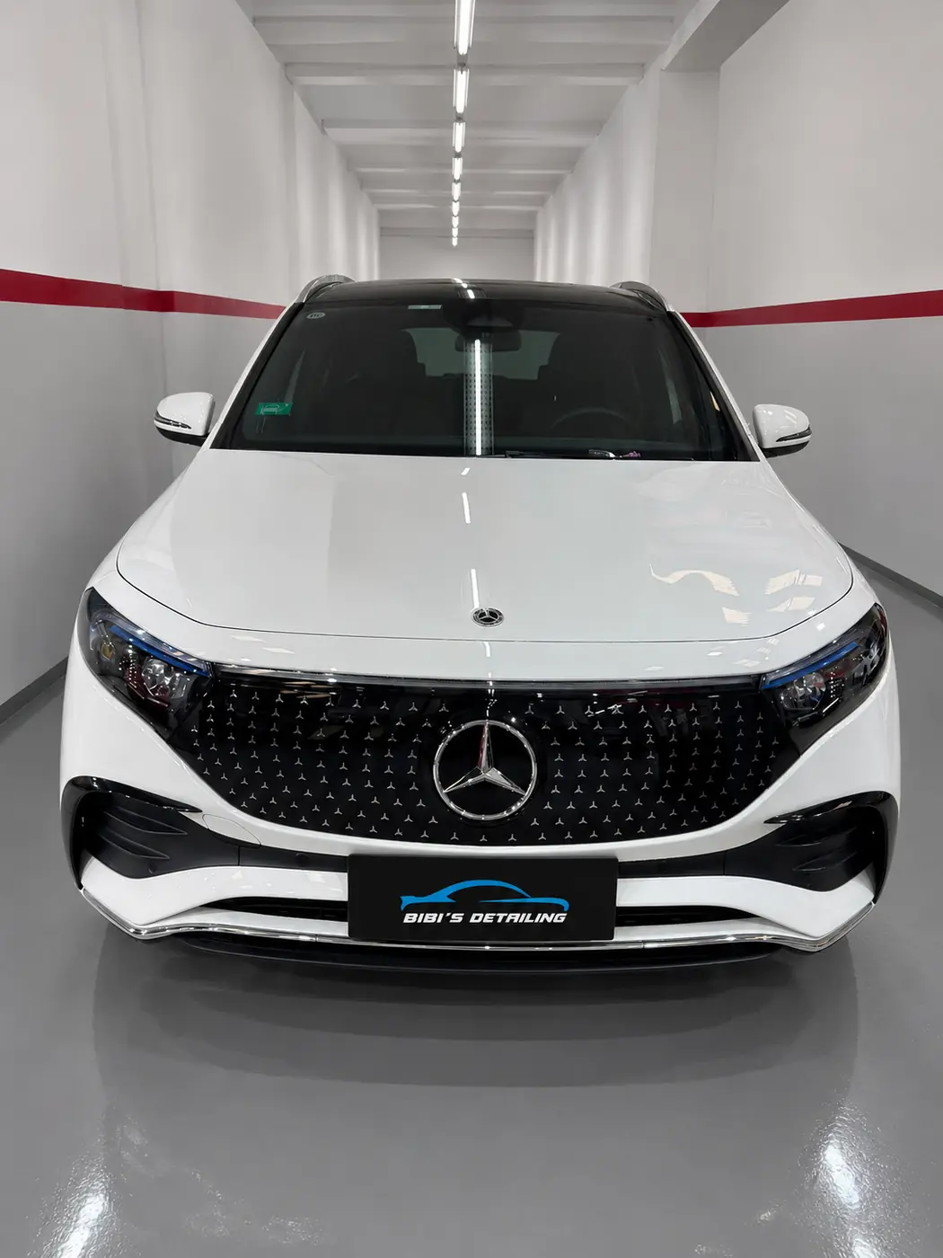 Auto eléctrico blanco terminado